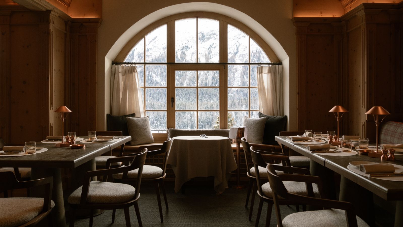 luxury-ski-hotels-st-moritz-kulm-ozford-ski-restaurant2.JPG