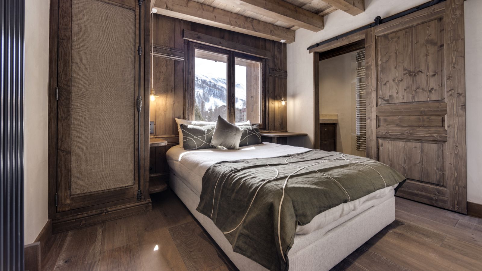 Luxury-Ski-Chalet-Val-D-Isere-Penthouse-Les-Amenomes-Oxford-Ski-Bedroom (11).jpg