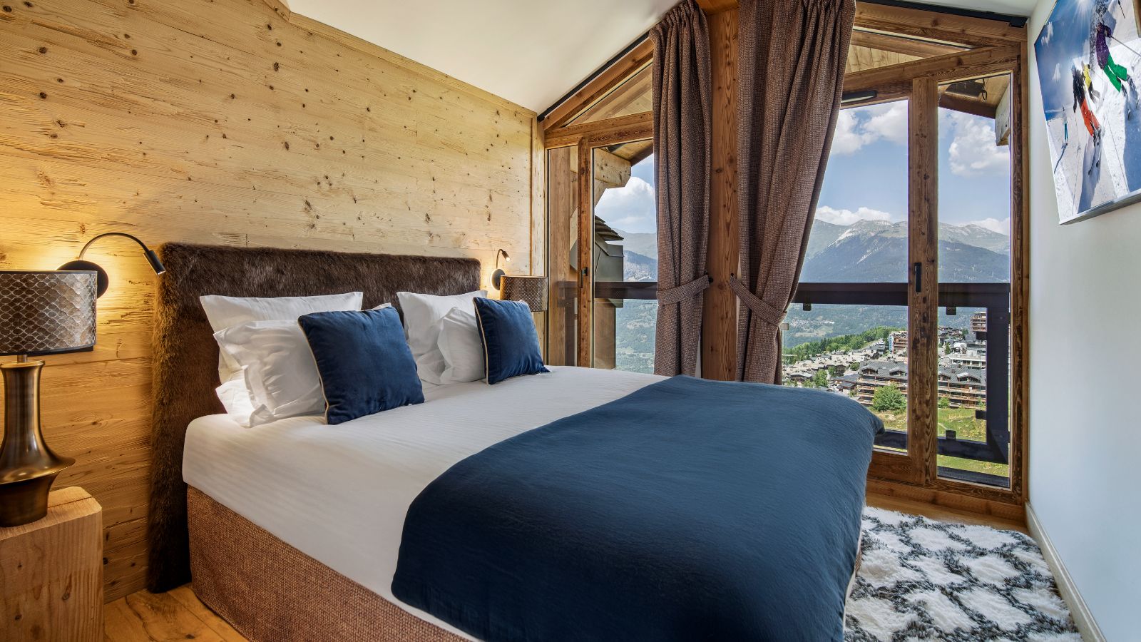 Luxury-Ski-Chalet-Penthouse-Celeste-Courchevel-1650-Oxford-Ski-Bedroom (5).jpg