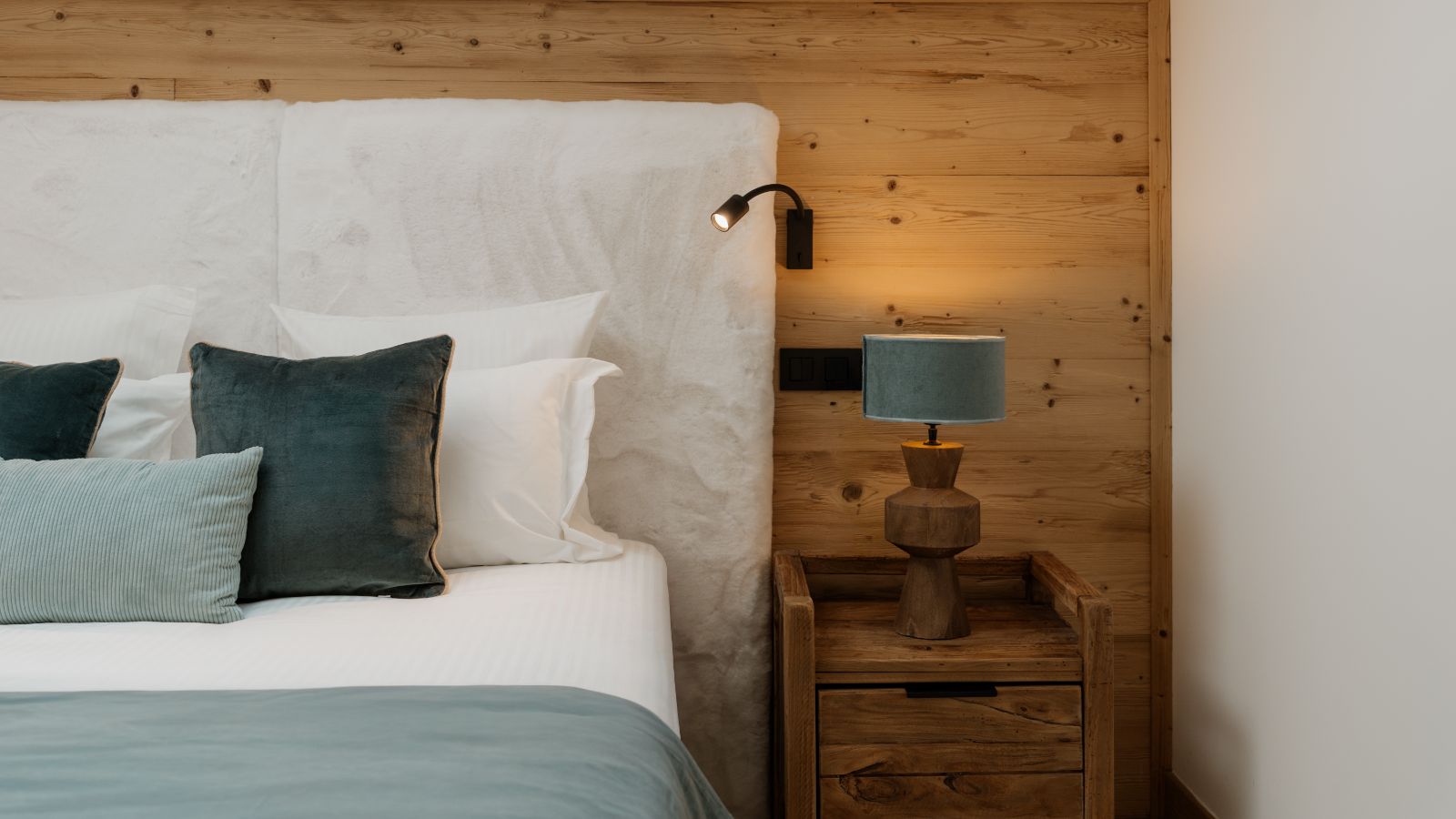 Luxury-Ski-Chalet-Penthouse-Celeste-Courchevel-1650-Oxford-Ski-Bedroom (7).jpg