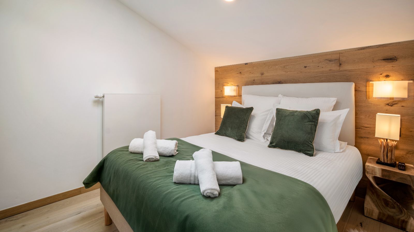 Luxury-Ski-Chalet-Penthouse-Nebula-Courchevel-1650-Oxford-Ski-Bedroom (9).jpg