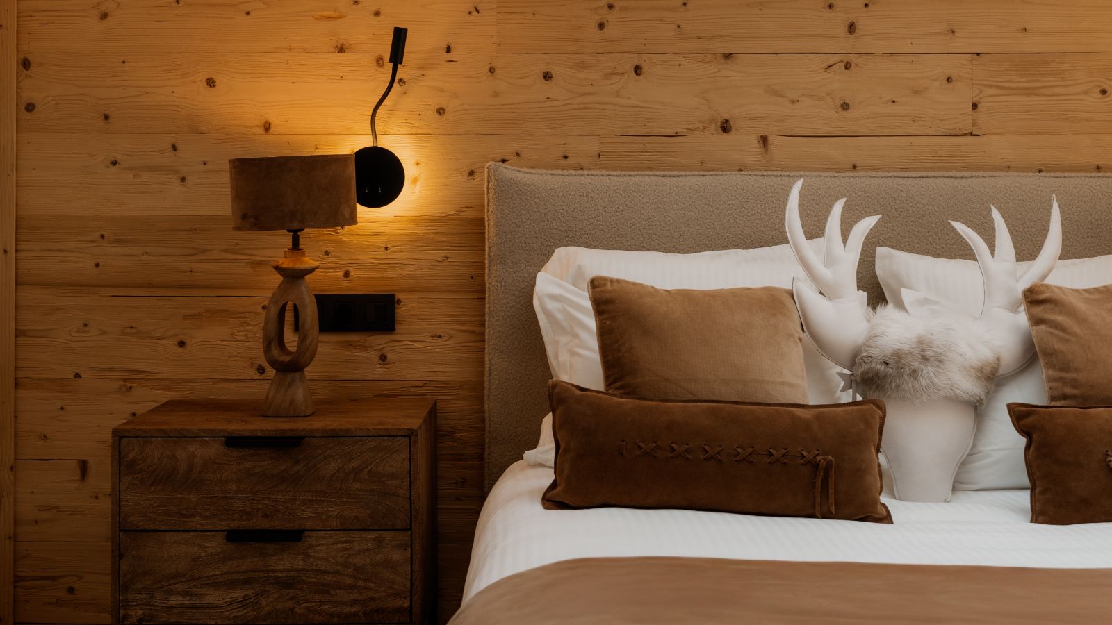 Luxury-Ski-Chalet-Penthouse-Astral-Courchevel-1650-Oxford-Ski-Bedroom (13).jpg