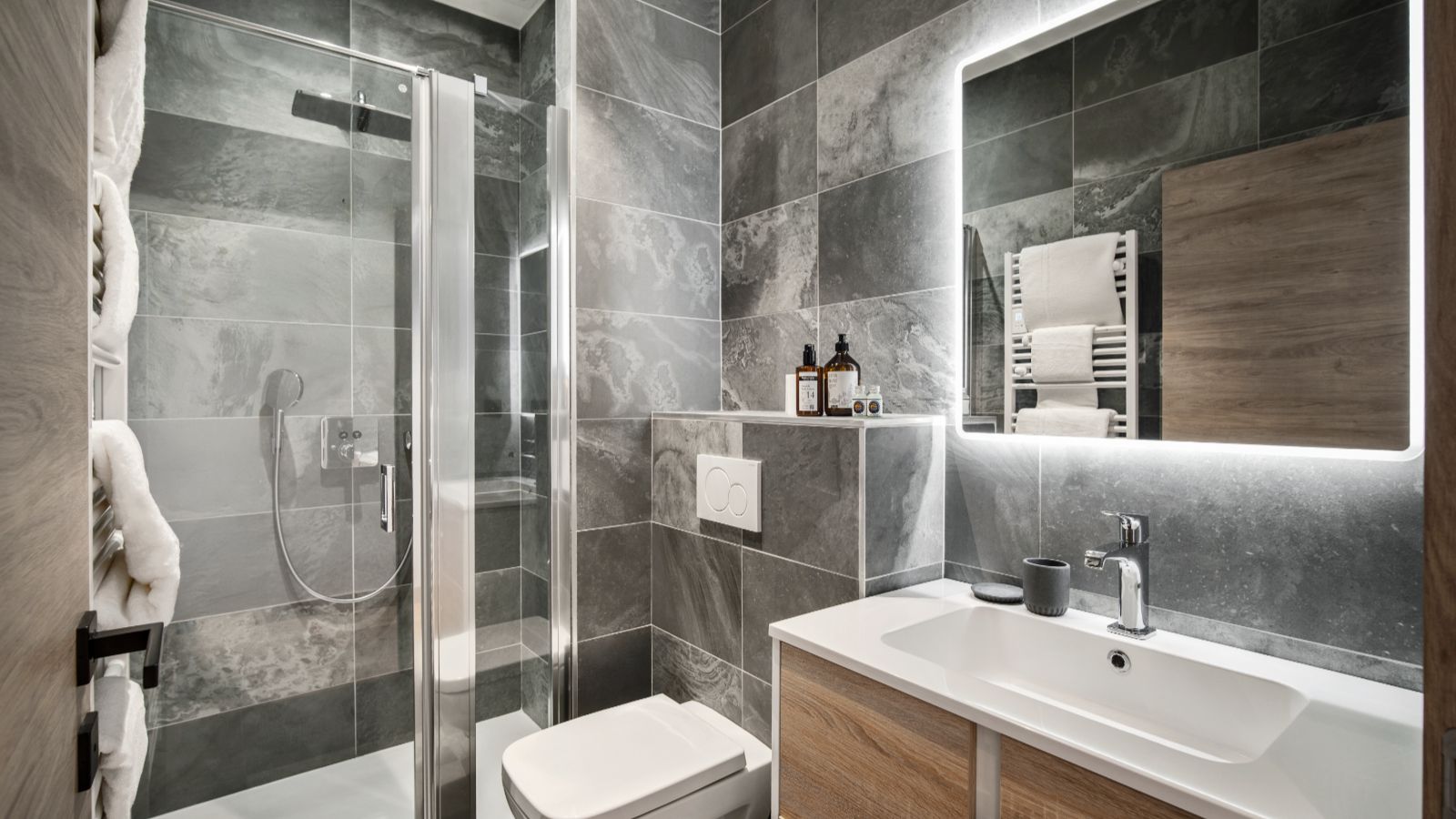 Luxury-Ski-Chalet-Penthouse-Astral-Courchevel-1650-Oxford-Ski-Bathroom.jpg