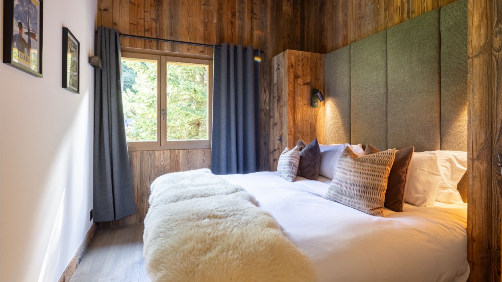 Luxury-Ski-Chalet-Verbier-Apartment-Bisous-Bisous-Oxford-Ski-Bedroom (1).jpg