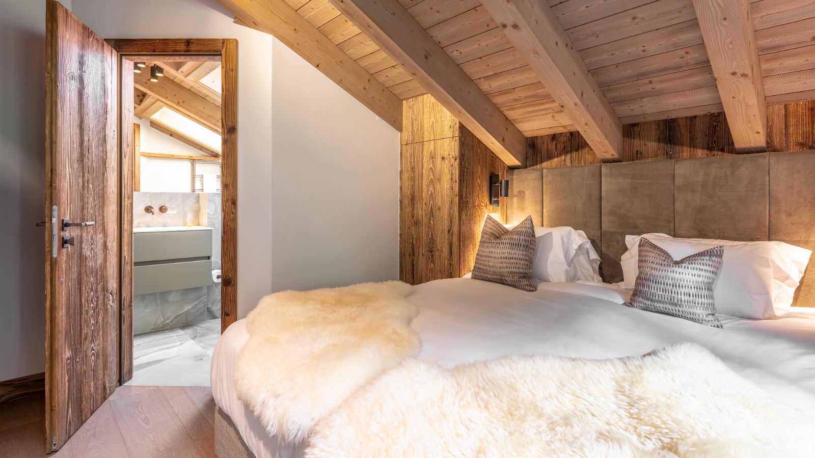 Luxury-Ski-Chalet-Verbier-Apartment-Bisous-Bisous-Oxford-Ski-Bedroom (3).jpg