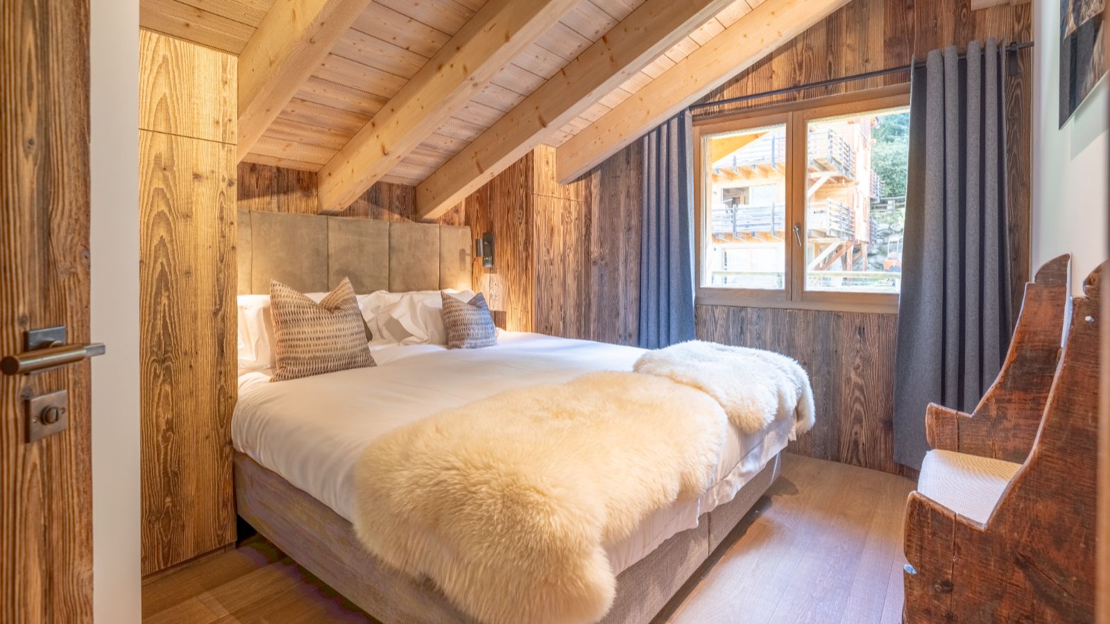 Luxury-Ski-Chalet-Verbier-Apartment-Bisous-Bisous-Oxford-Ski-Bedroom (4).jpg