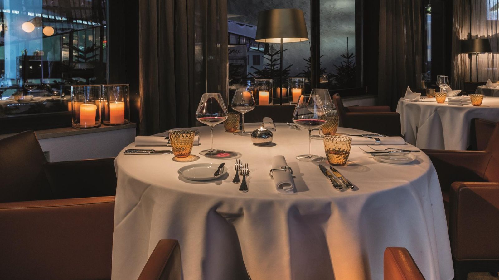 luxury-ski-hotels-ischgl-elizabeth-arthotel-oxford-ski-restaurant (1).jpg