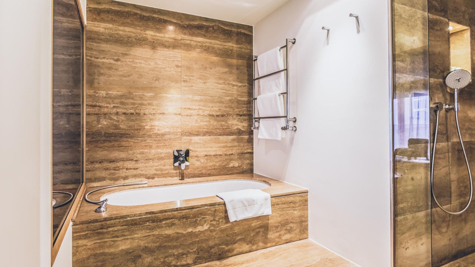 luxury-ski-hotels-ischgl-elizabeth-arthotel-oxford-ski-rooms-suites (3).jpg