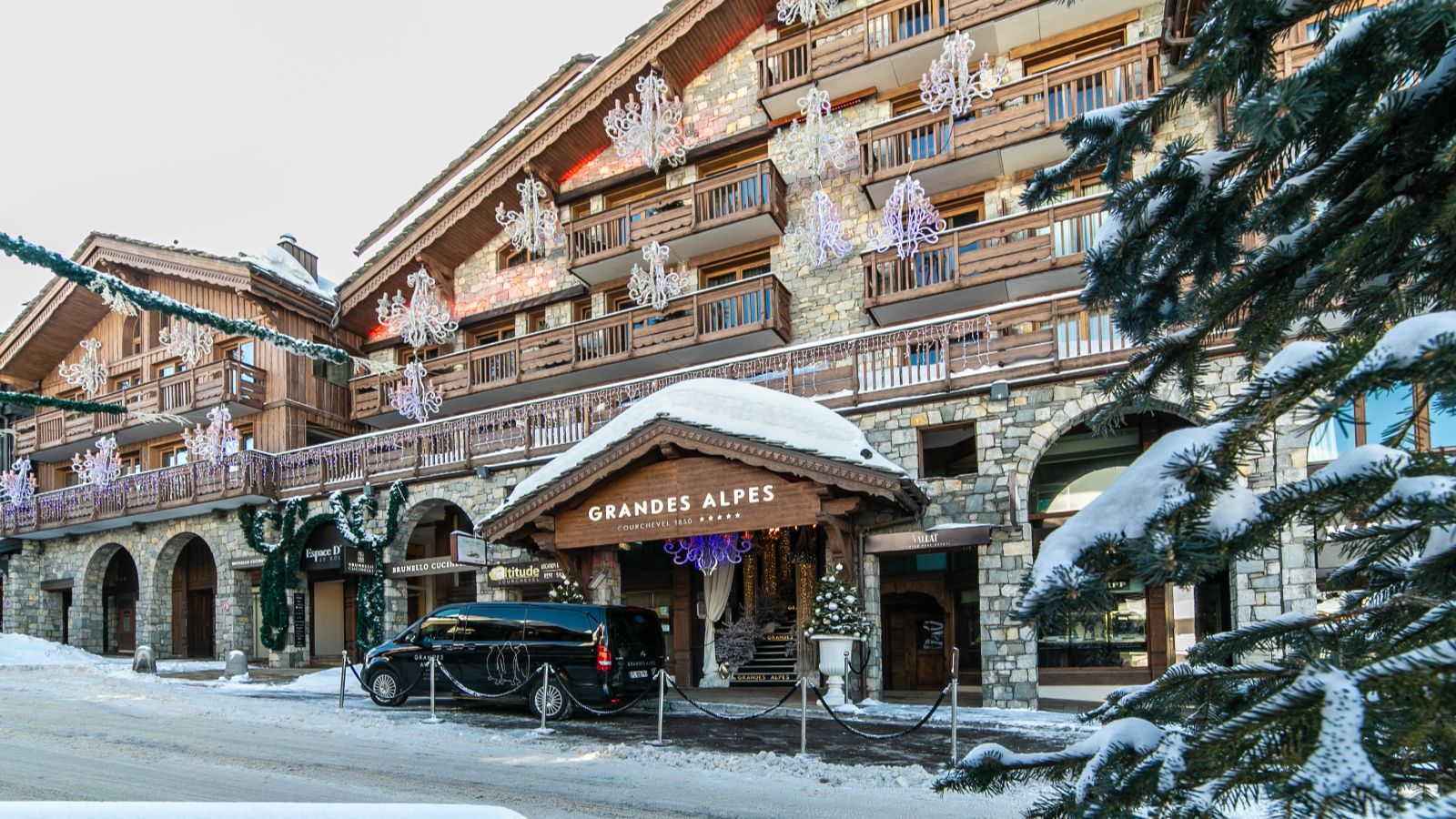 luxury-ski-hotels-courchevel-1850-grandes-alpes-oxford-ski-exterior-day (1).jpg