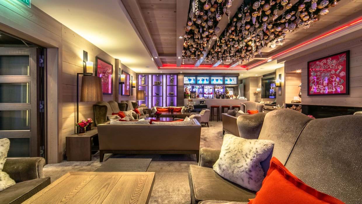 luxury-ski-hotels-courchevel-1850-grandes-alpes-oxford-ski-bar (2).jpg