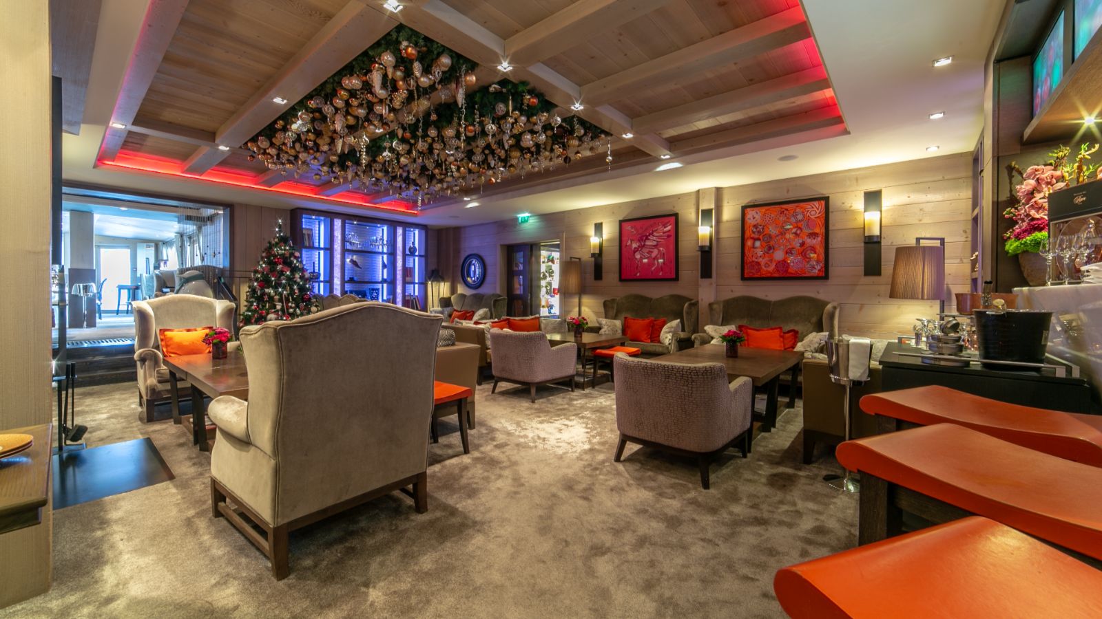 luxury-ski-hotels-courchevel-1850-grandes-alpes-oxford-ski-bar (1).jpg