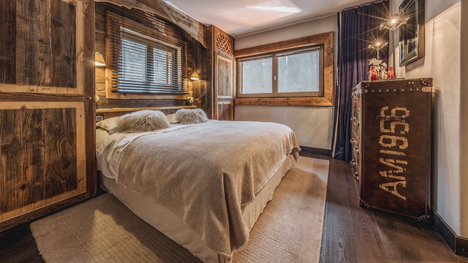 Luxury-Ski-Chalet-Courchevel-1550-Chalet-Artic-Oxford-Ski-Bedroom (12).jpg