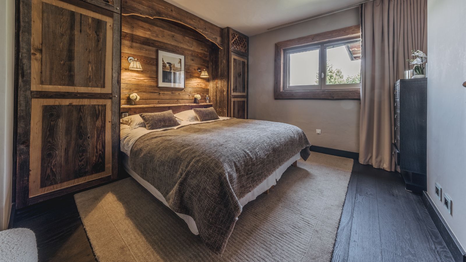 Luxury-Ski-Chalet-Courchevel-1550-Chalet-Artic-Oxford-Ski-Bedroom (19).jpg