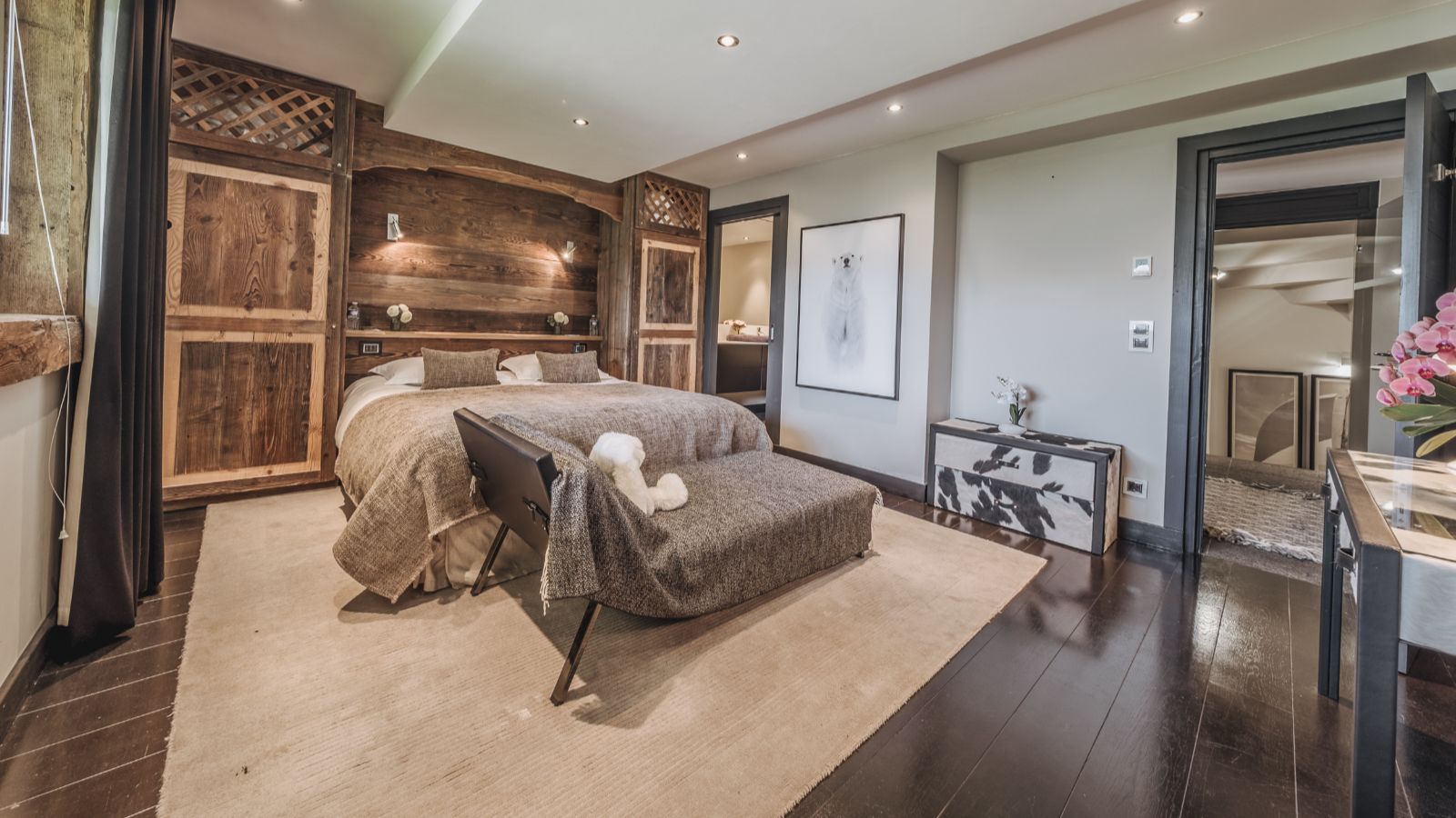 Luxury-Ski-Chalet-Courchevel-1550-Chalet-Artic-Oxford-Ski-Bedroom (21).jpg