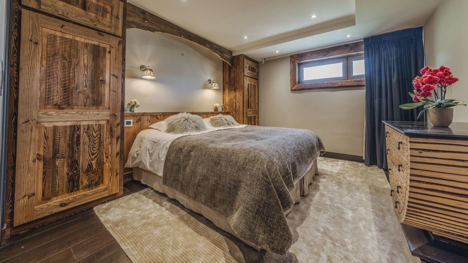 Luxury-Ski-Chalet-Courchevel-1550-Chalet-Artic-Oxford-Ski-Bedroom (22).jpg