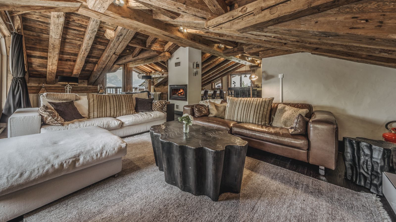 Luxury-Ski-Chalet-Courchevel-1550-Chalet-Artic-Oxford-Ski-Lounge.jpg