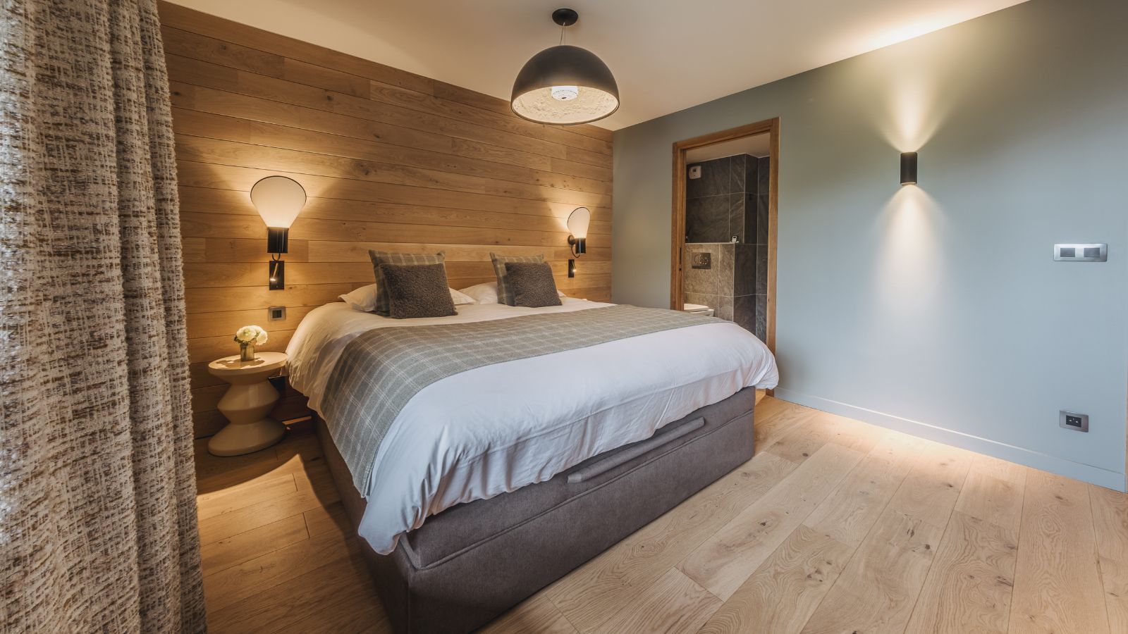 Luxury-Ski-Chalet-Courchevel-1650-Chalet-Rosoire-Oxford-Ski-Bedroom (13).jpg