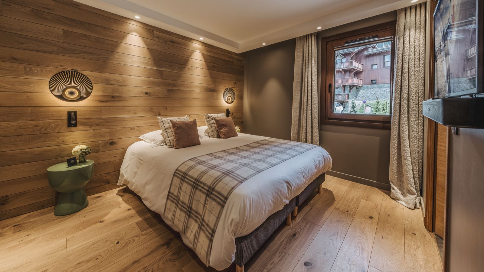 Luxury-Ski-Chalet-Courchevel-1650-Chalet-Rosoire-Oxford-Ski-Bedroom (16).jpg