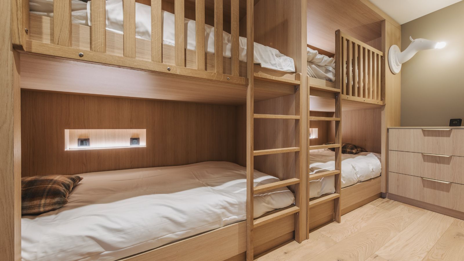 Luxury-Ski-Chalet-Courchevel-1650-Chalet-Rosoire-Oxford-Ski-Bunk-Bedroom (19).jpg