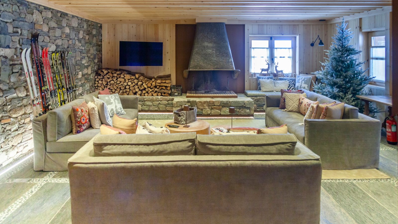 luxury-ski-chalets-soldeu-hermitage-mountain-lodge-oxford-ski-ski-room.jpg