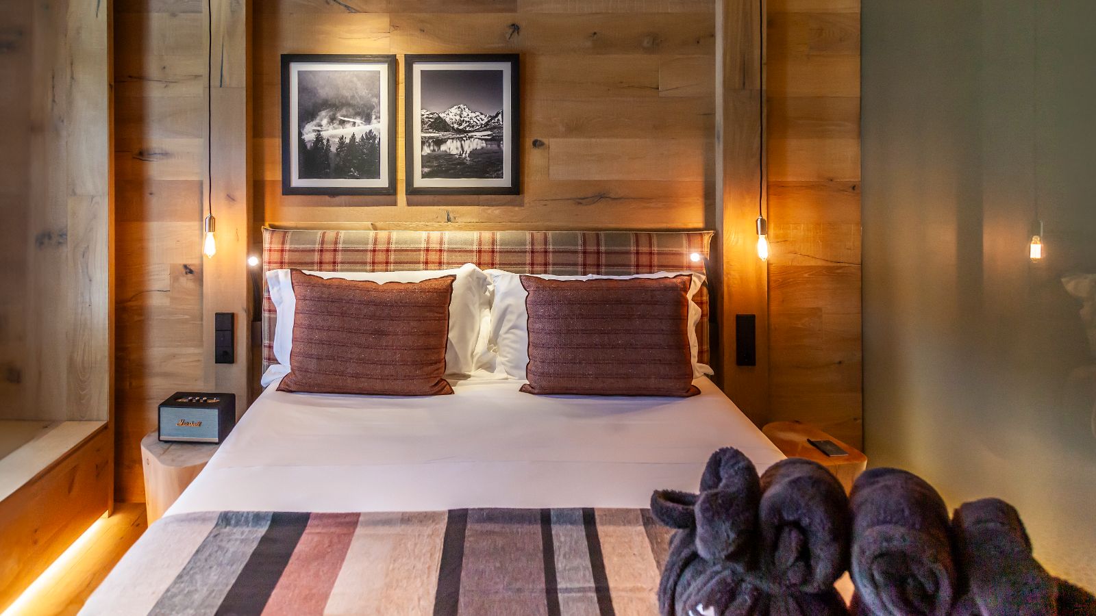 luxury-ski-chalets-soldeu-hermitage-mountain-lodge-oxford-ski-bedroom (3).jpg