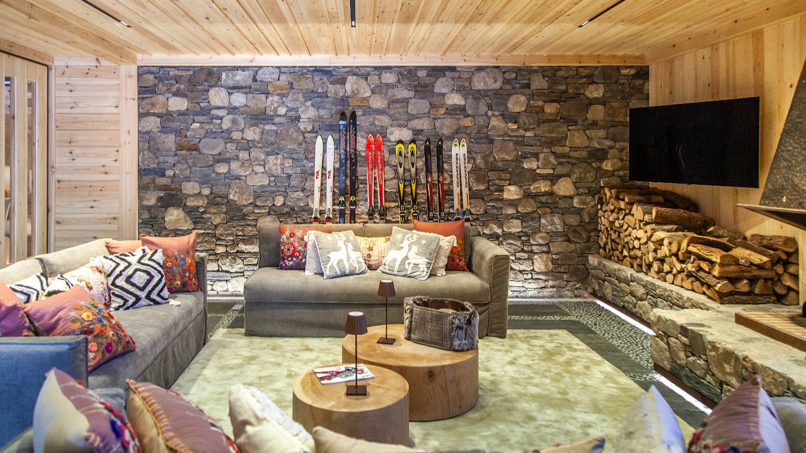 luxury-ski-chalets-soldeu-hermitage-mountain-lodge-oxford-ski-ski-room (2).jpg