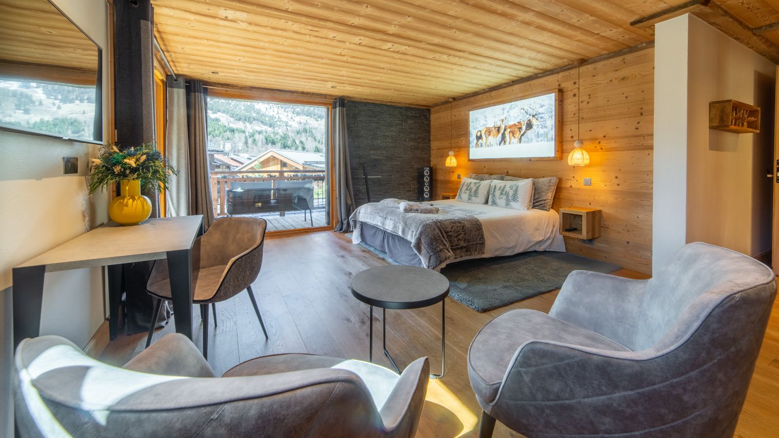 luxury-ski-chalets-meribel-ferme-de-mon-grand-pere-oxford-ski-bedroom2 (4).jpg