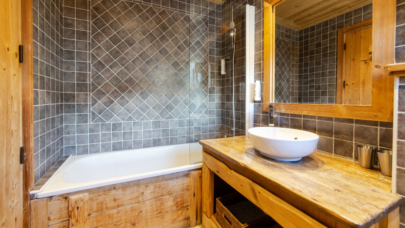 luxury-ski-chalets-meribel-ferme-de-mon-grand-pere-oxford-ski-bedroom5 (3).jpg