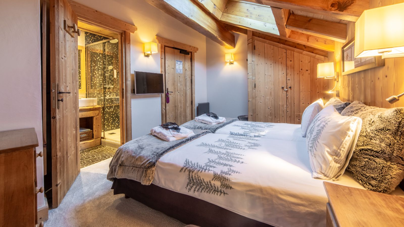 luxury-ski-chalets-meribel-ferme-de-mon-grand-pere-oxford-ski-bedroom6 (1).jpg