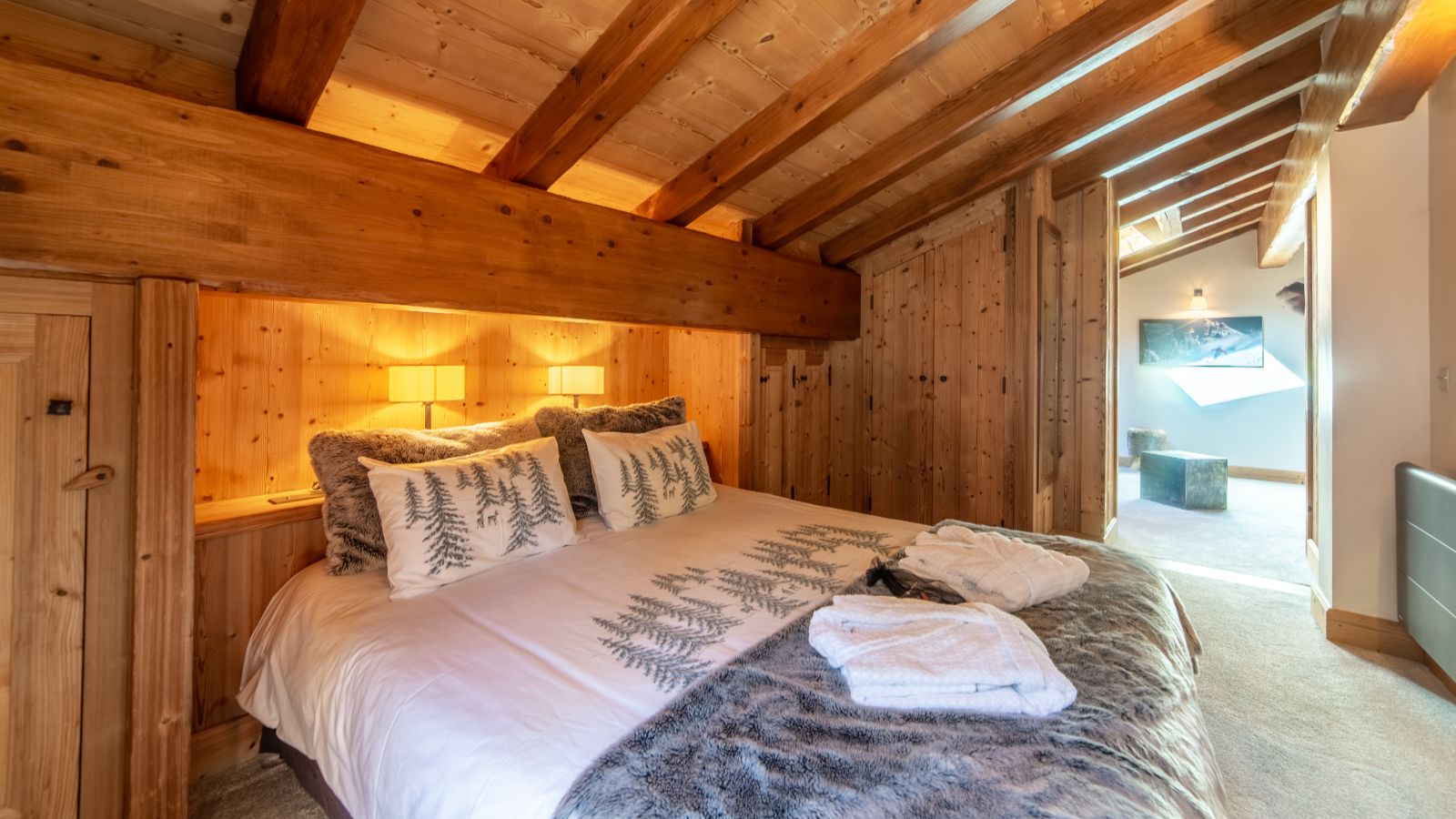 luxury-ski-chalets-meribel-ferme-de-mon-grand-pere-oxford-ski-bedroom7 (3).jpg
