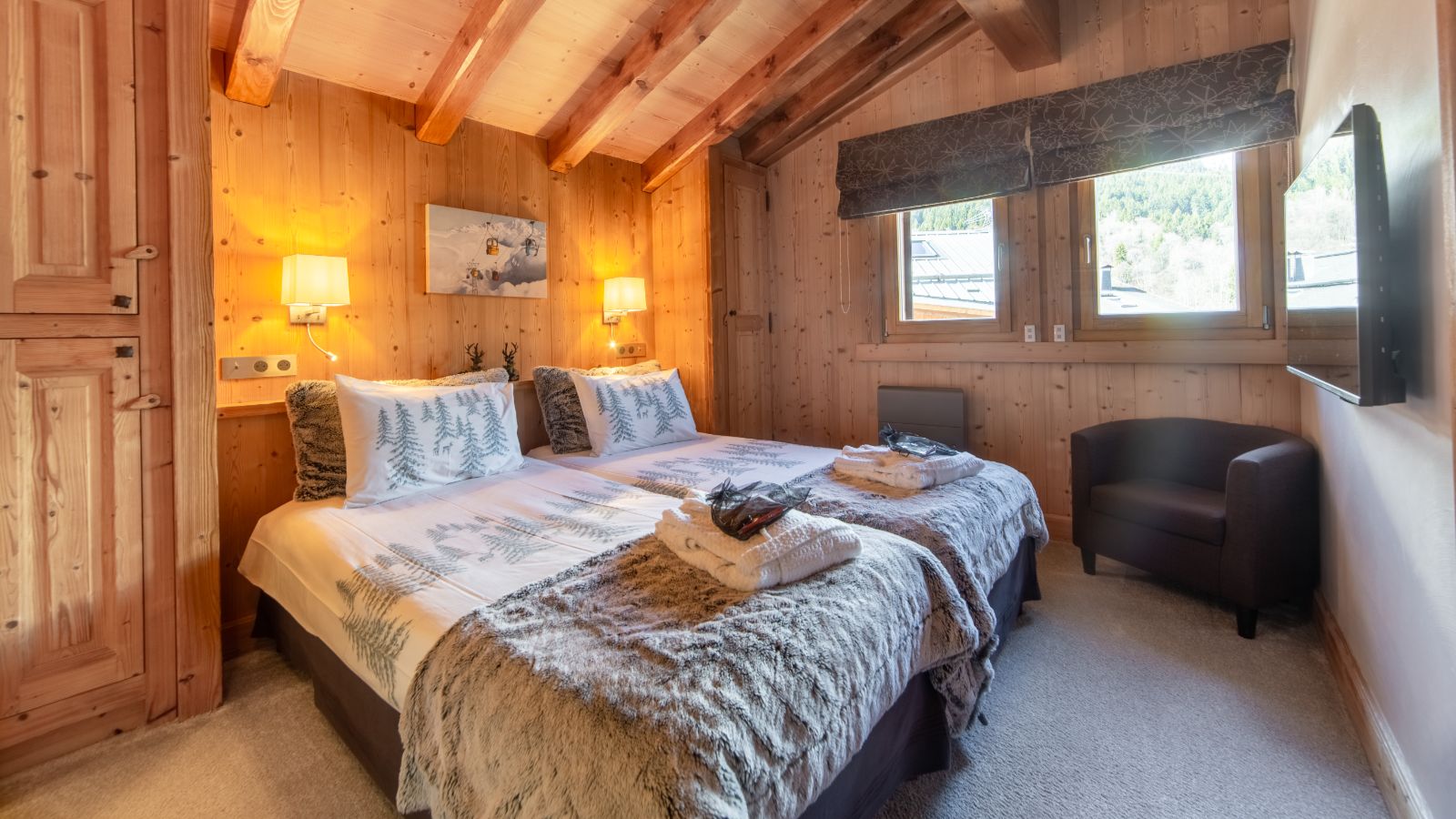 luxury-ski-chalets-meribel-ferme-de-mon-grand-pere-oxford-ski-bedroom4 (1).jpg