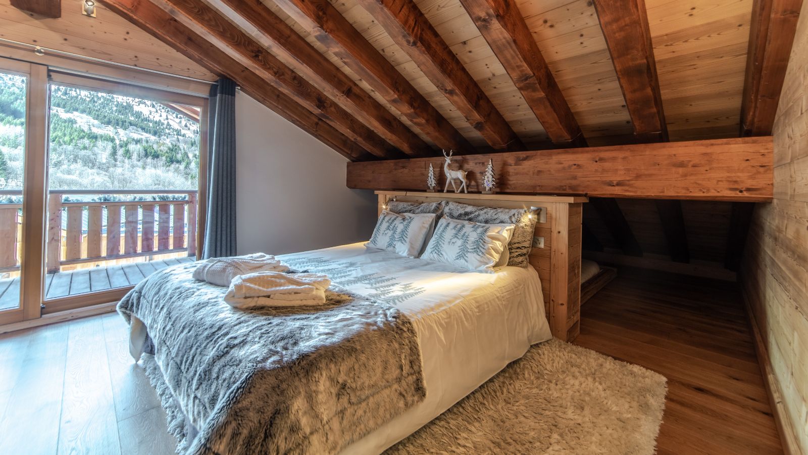 luxury-ski-chalets-meribel-ferme-de-mon-grand-pere-oxford-ski-bedroom3 (4).jpg
