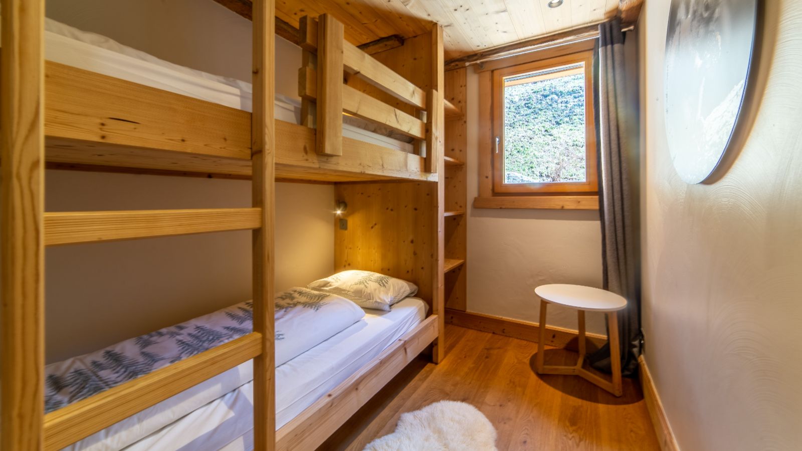 luxury-ski-chalets-meribel-ferme-de-mon-grand-pere-oxford-ski-bedroom2 (6).jpg