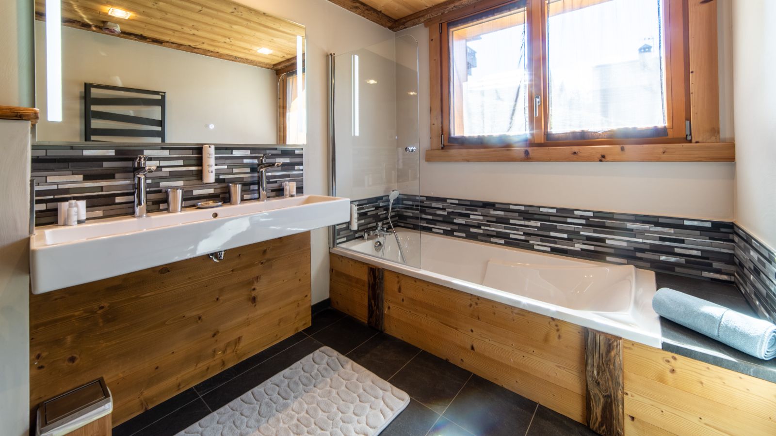 luxury-ski-chalets-meribel-ferme-de-mon-grand-pere-oxford-ski-bedroom2 (3).jpg