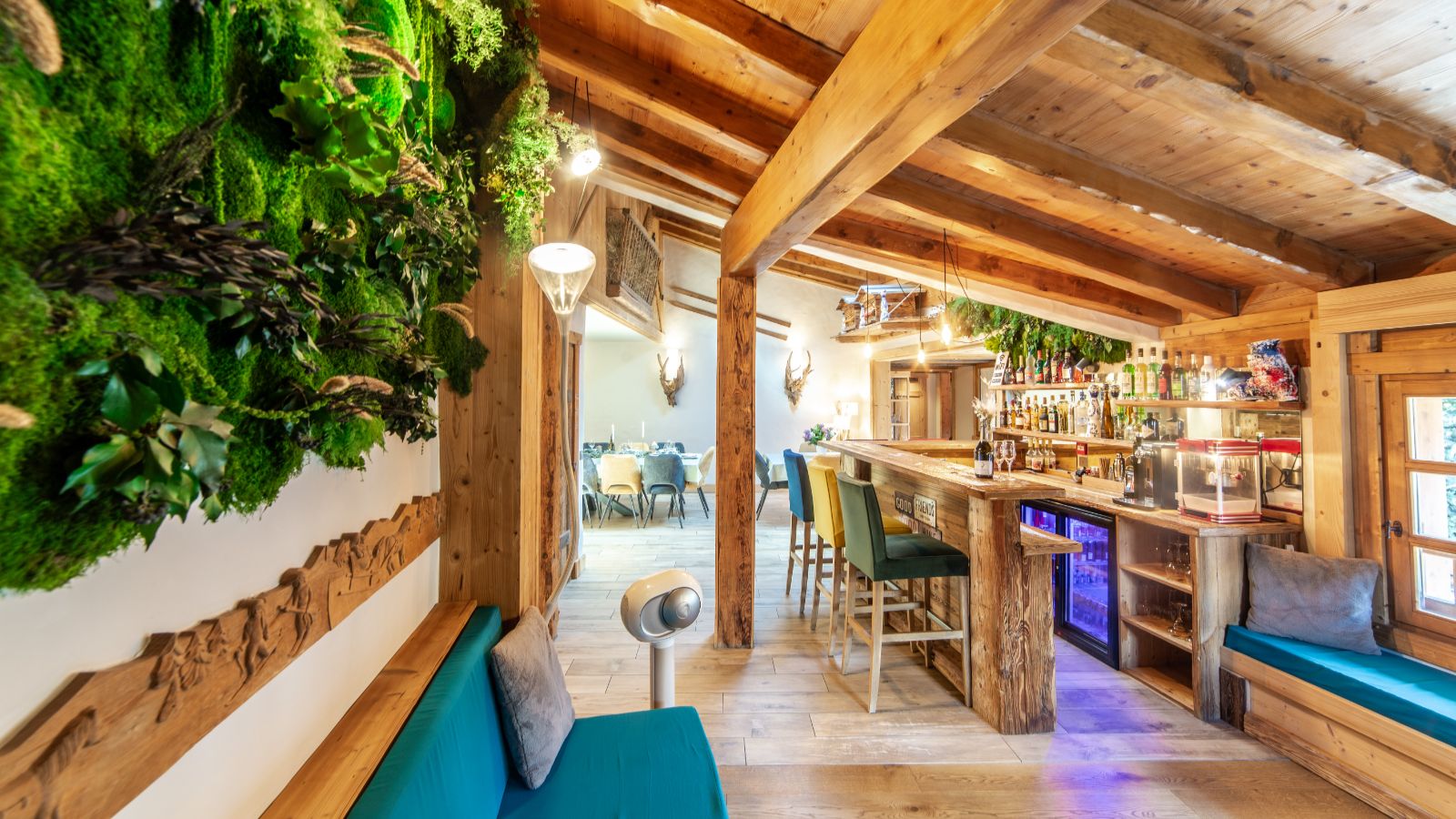 luxury-ski-chalets-meribel-ferme-de-mon-grand-pere-oxford-ski-bar (1).jpg