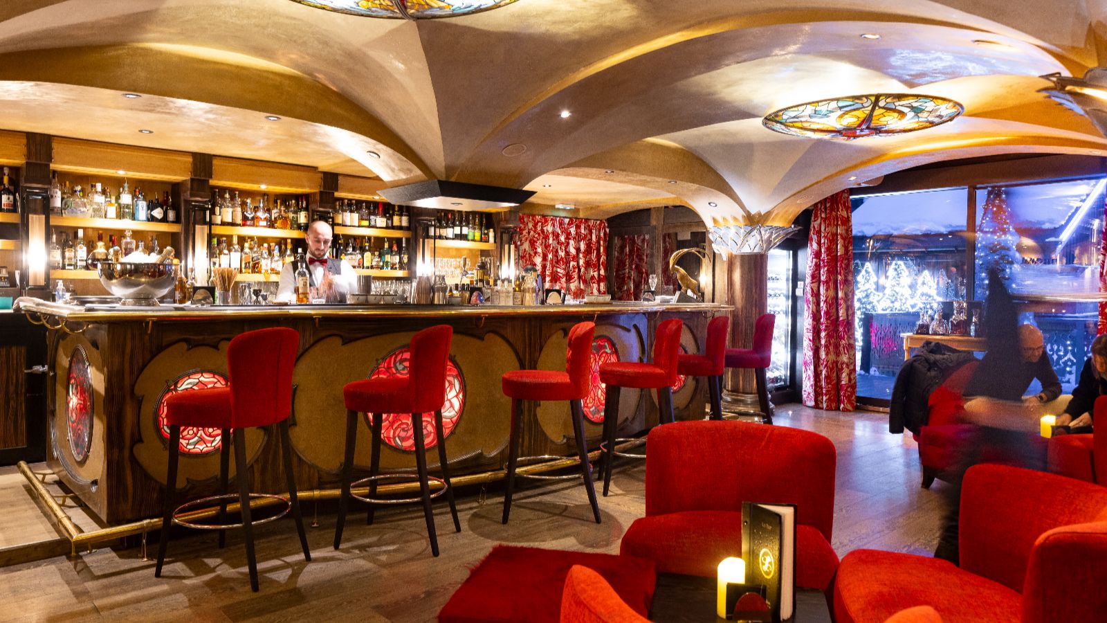 luxury-ski-hotel-courchevel-1850-le-lana-oxford-ski-bar (2).jpg