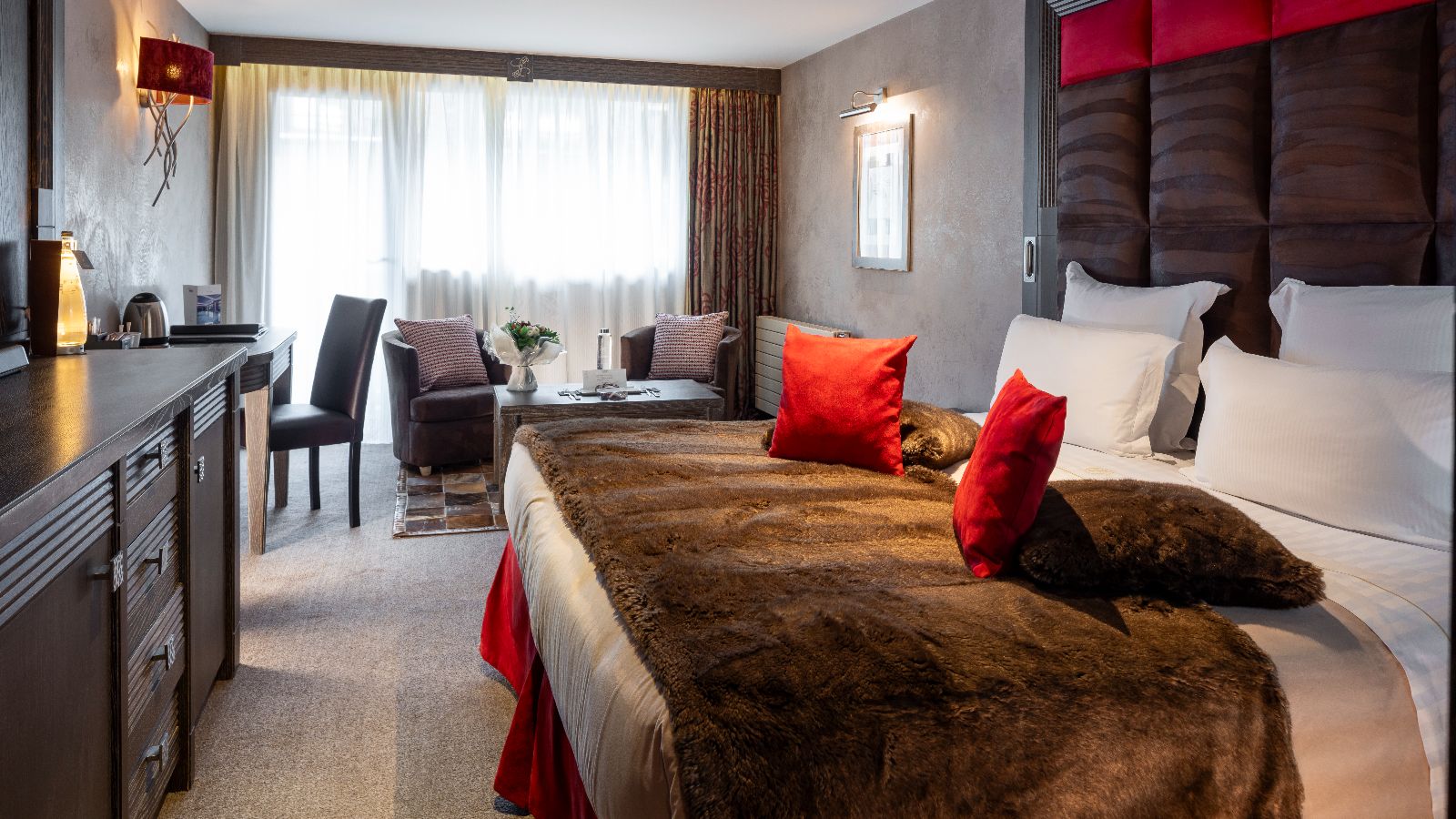 luxury-ski-hotels-courchevel-1850-le-lana-oxford-ski-bedrooms (3).jpg