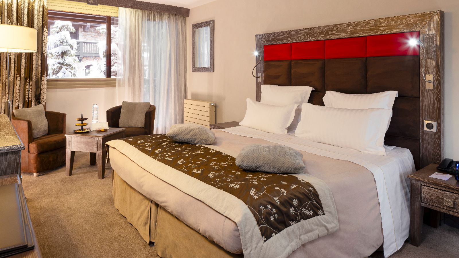 luxury-ski-hotels-courchevel-1850-le-lana-oxford-ski-bedrooms (4).jpg