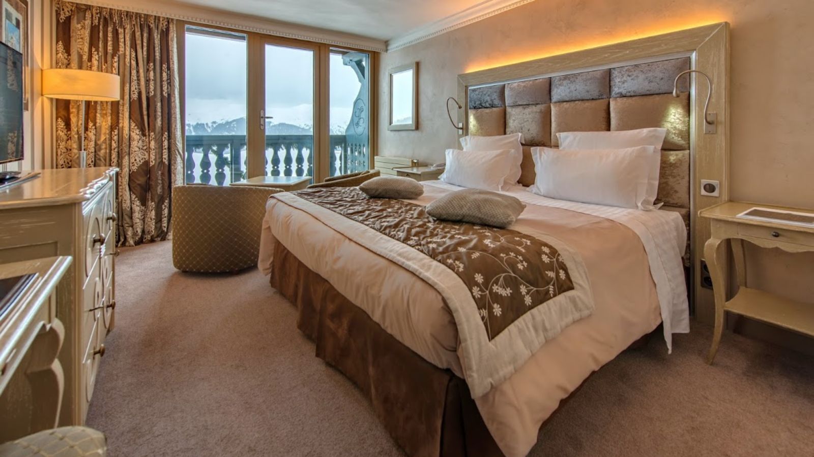 luxury-ski-hotels-courchevel-1850-le-lana-oxford-ski-bedrooms (1).jpg