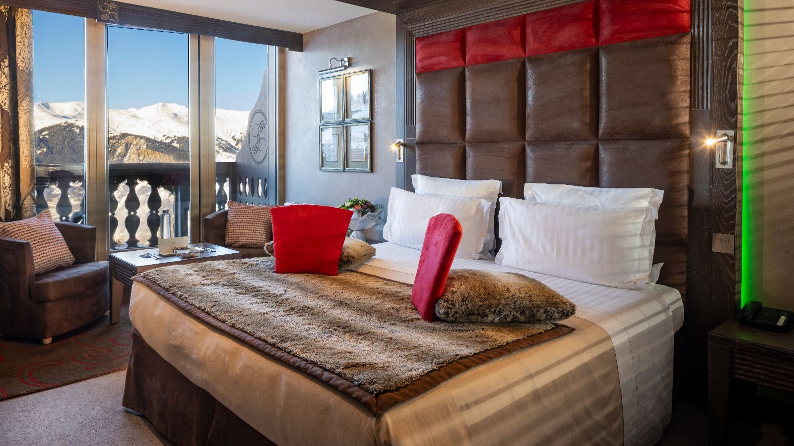 luxury-ski-hotels-courchevel-1850-le-lana-oxford-ski-bedrooms (2).jpg