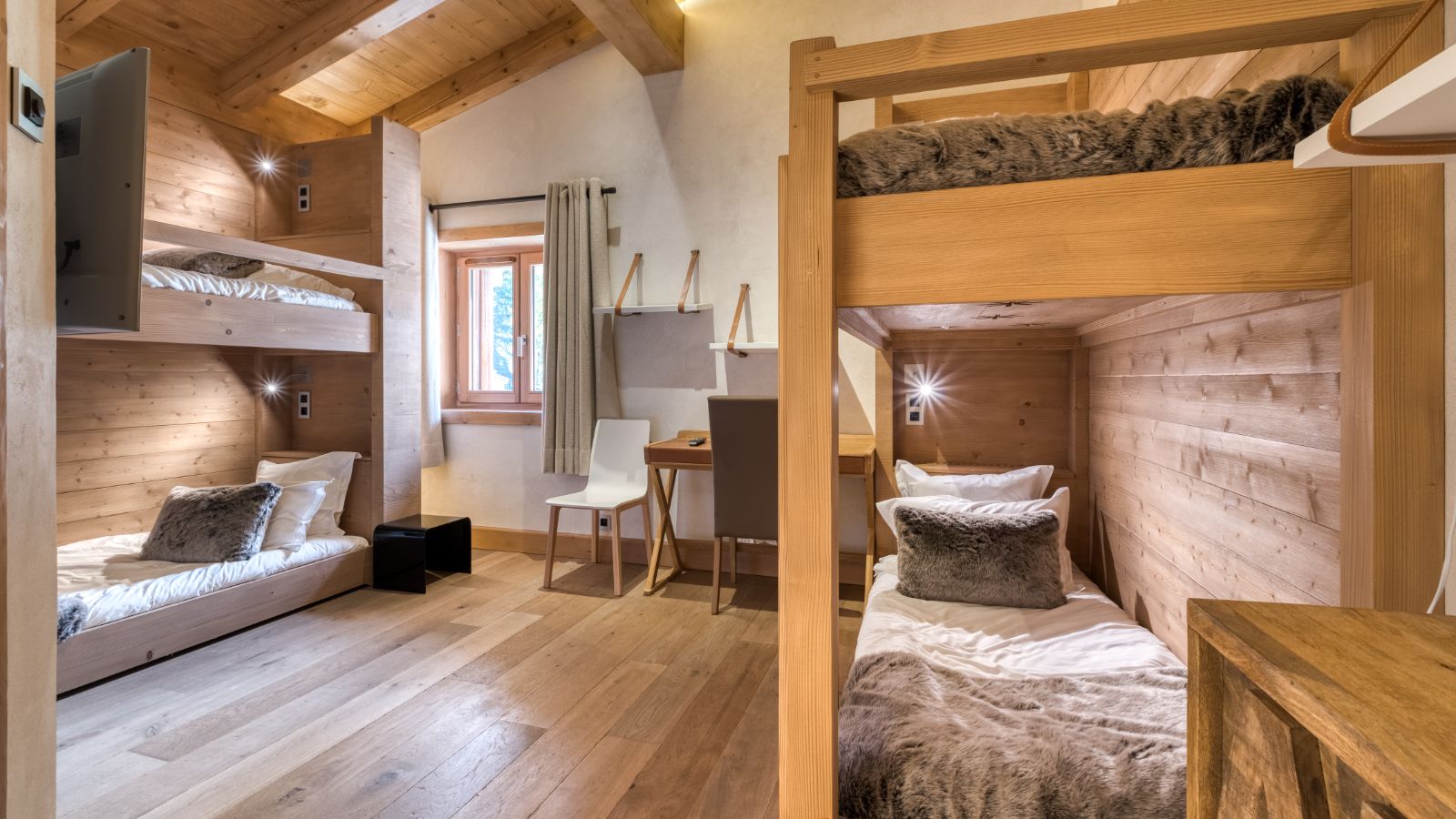 Luxury-Ski-Chalet-Megeve-Chalet-Nordmann-Oxford-Ski-Bunk-room.jpg