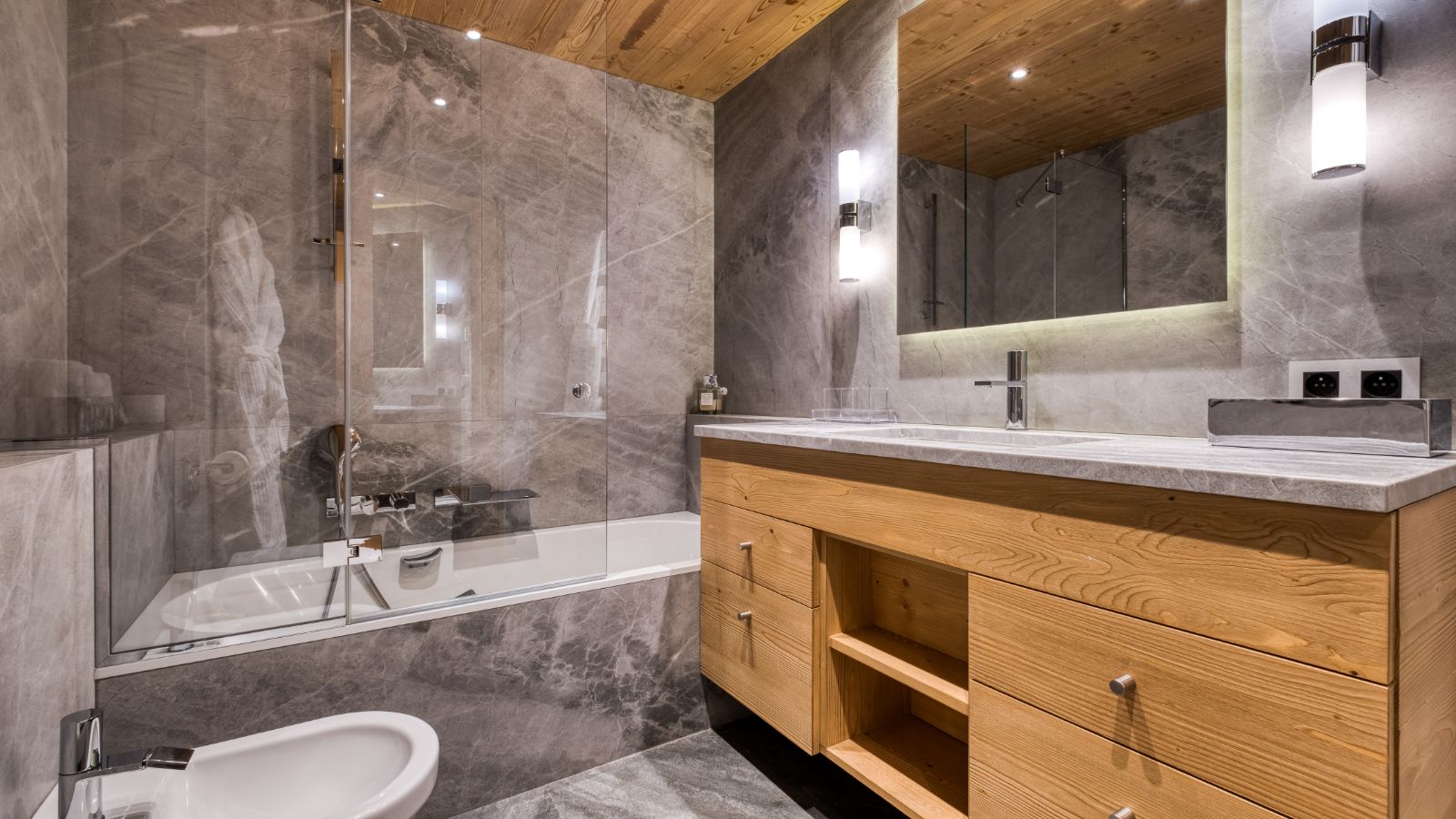 Luxury-Ski-Chalet-Megeve-Chalet-Nordmann-Oxford-Ski-Bathroom.jpg