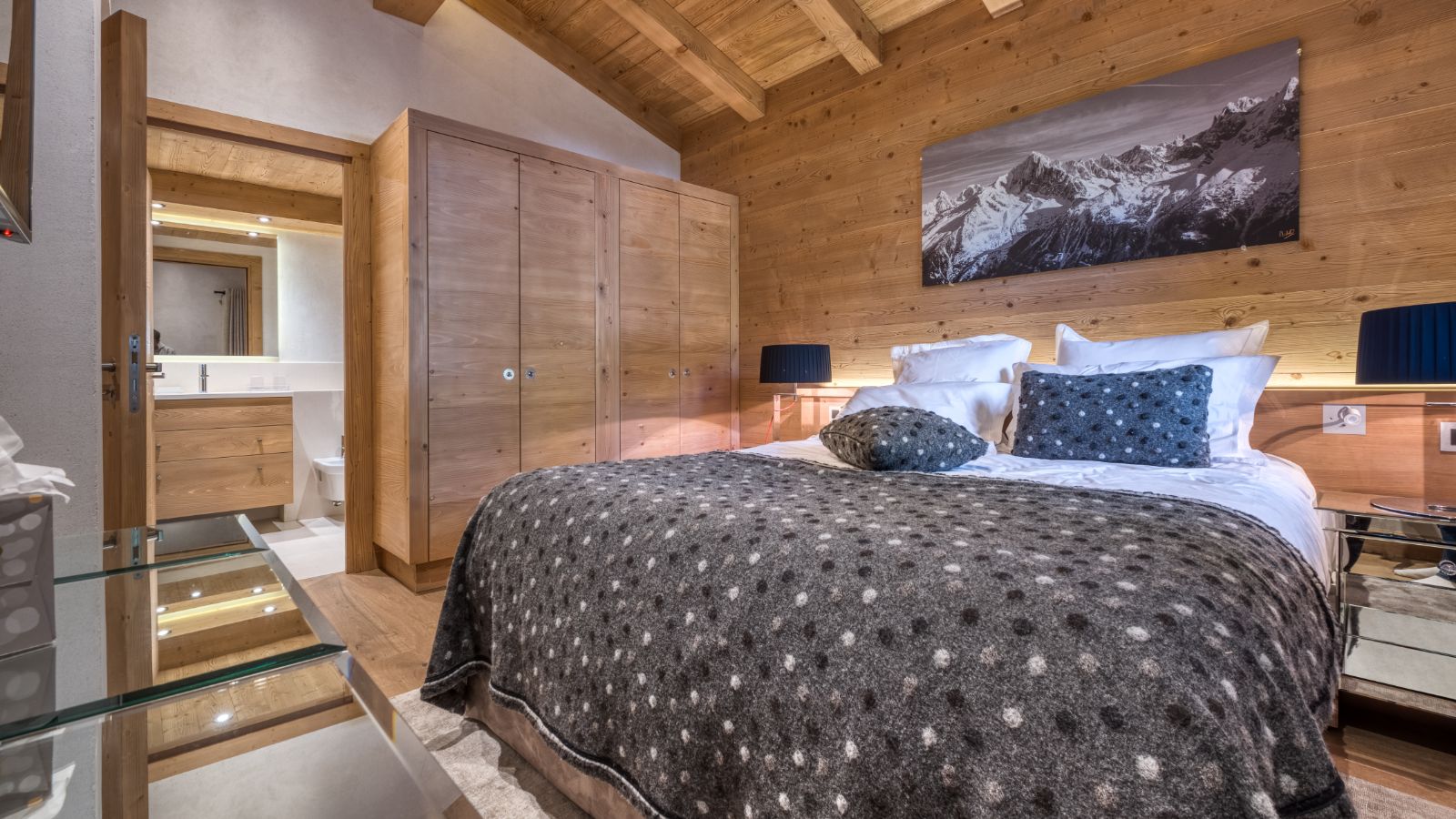 Luxury-Ski-Chalet-Megeve-Chalet-Nordmann-Oxford-Ski-Bedroom (4).jpg