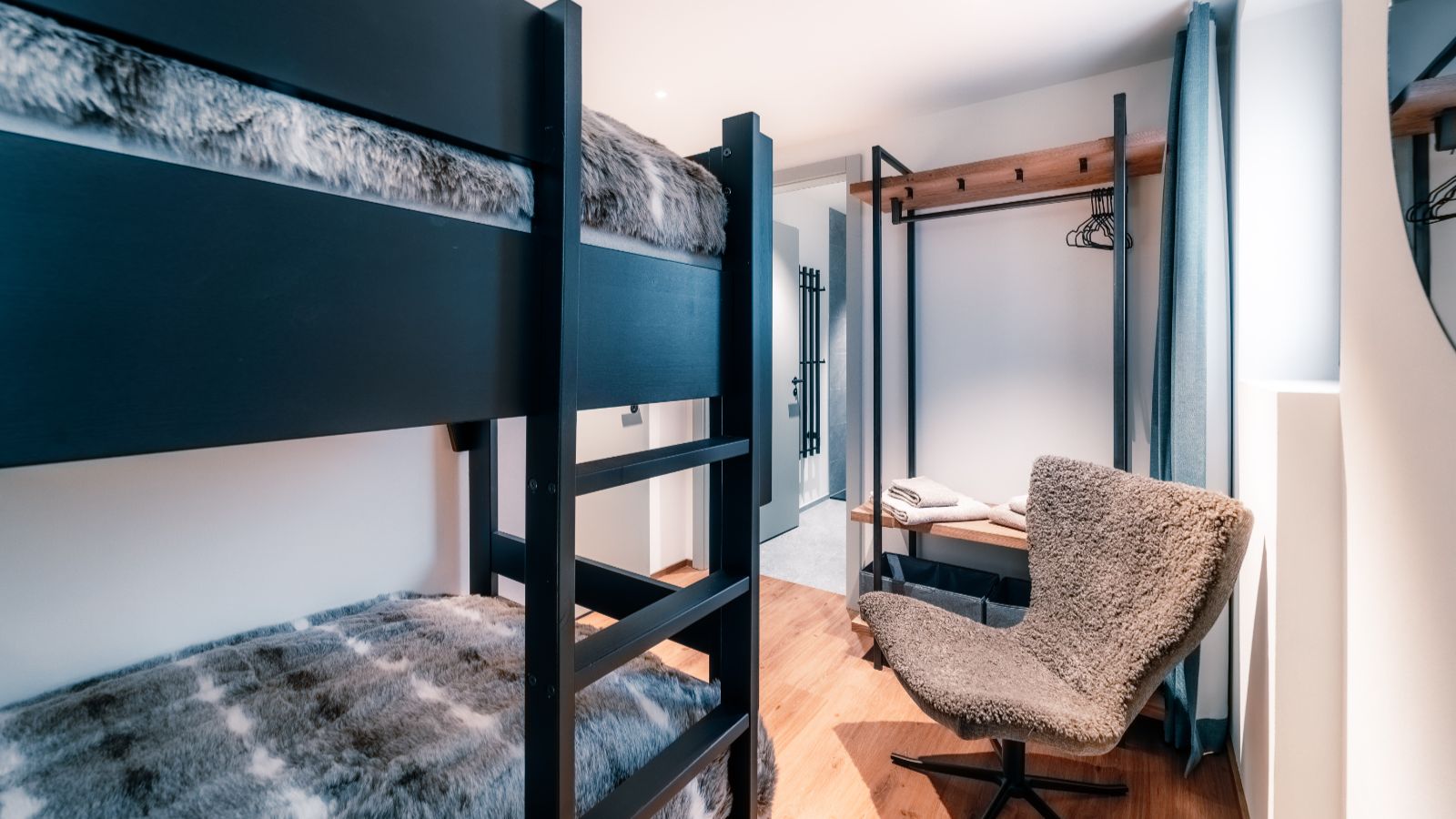 Luxury-Ski-Apartment-Saas-Fee-Walser-Superior-Oxford-Ski-Bunk-Bedroom.jpg