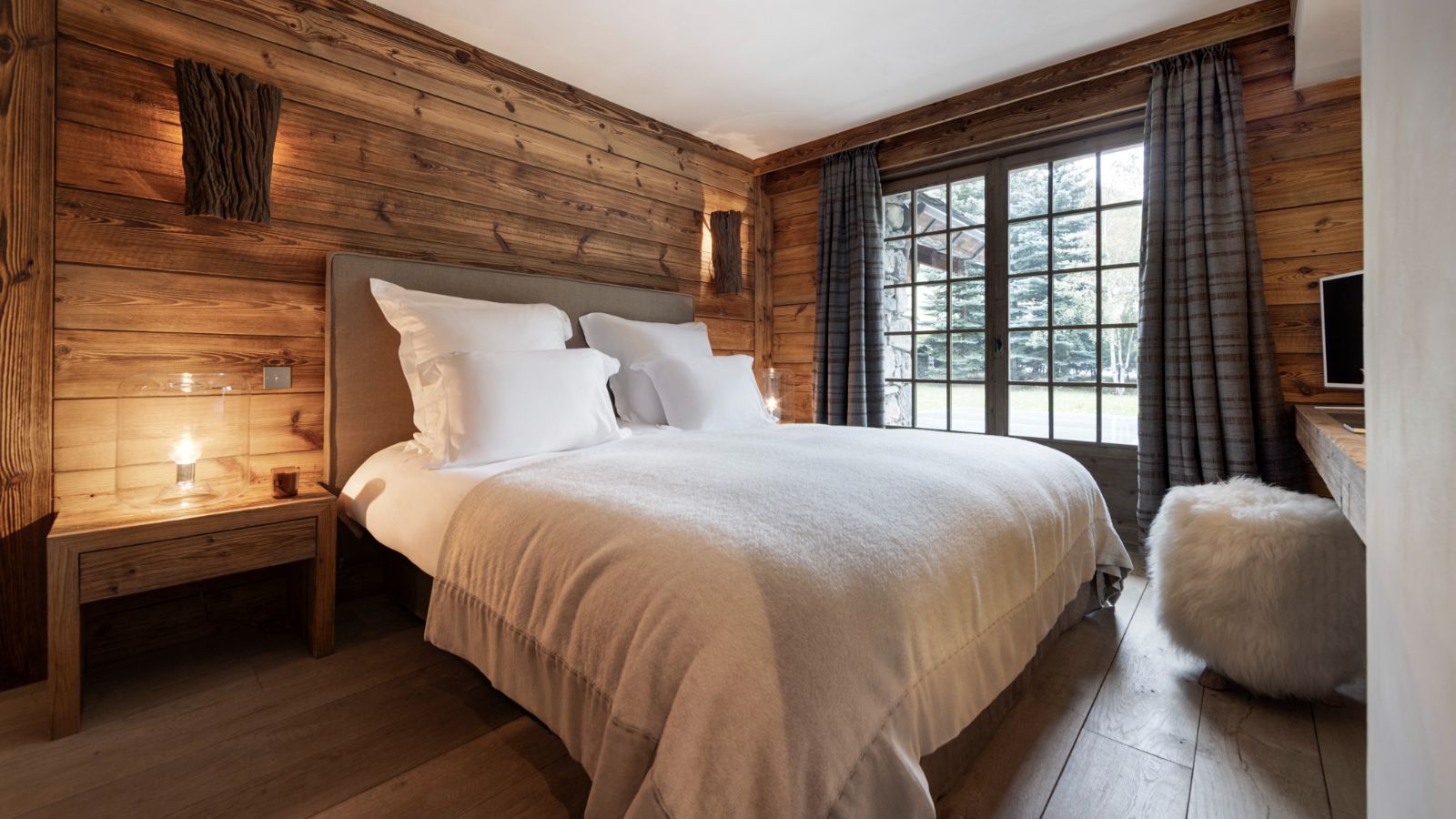 Luxury-Ski-Chalet-Val-d-Isere-Chalet-La-Reserve-Oxford-Ski-Bedroom (2).jpg