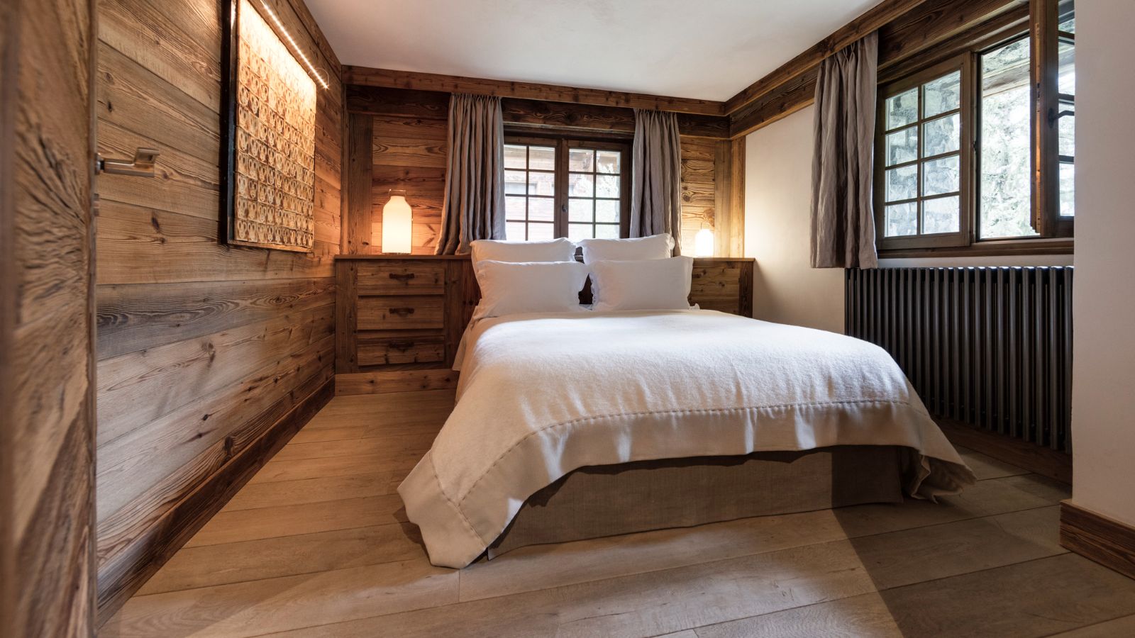Luxury-Ski-Chalet-Val-d-Isere-Chalet-La-Reserve-Oxford-Ski-Bedroom (4).jpg