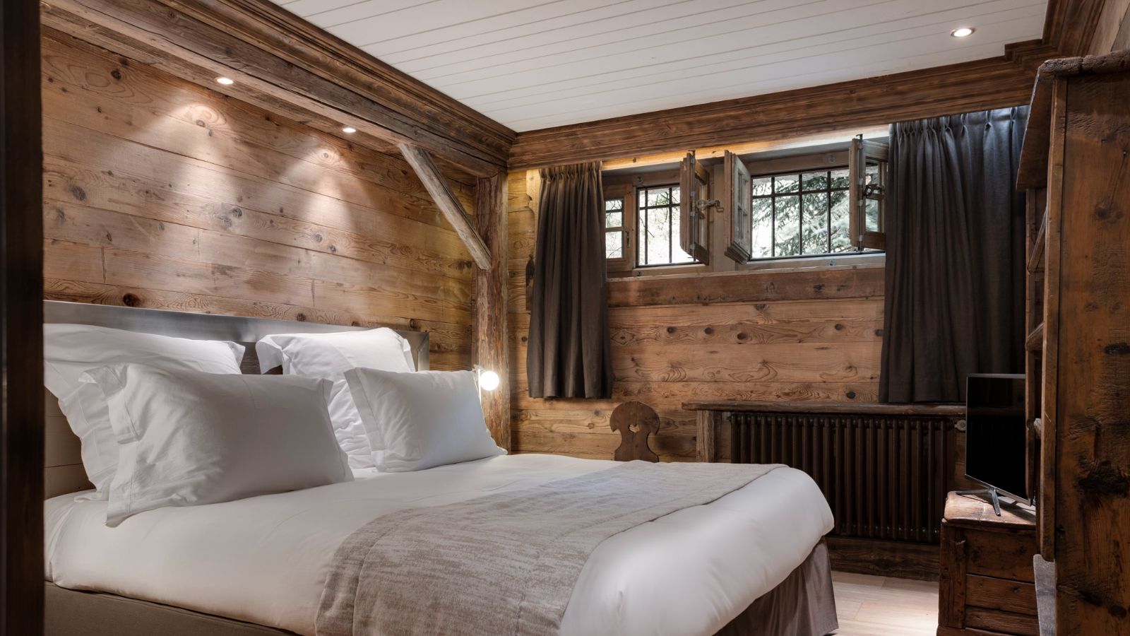 Luxury-Ski-Chalet-Val-d-Isere-Chalet-La-Reserve-Oxford-Ski-Bedroom (7).jpg