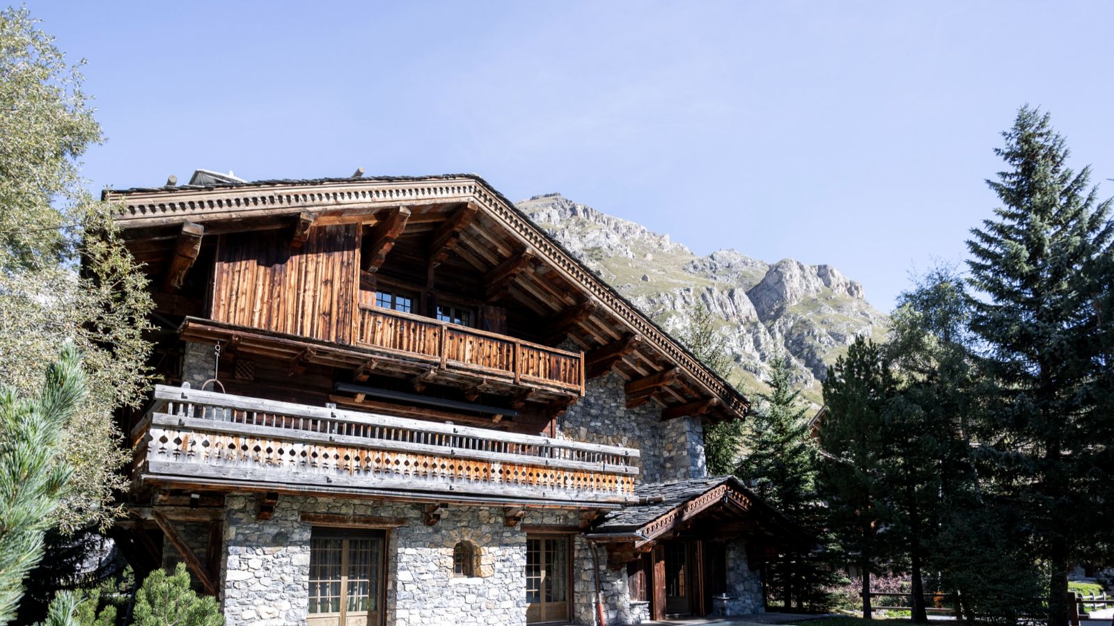 Luxury-Ski-Chalet-Val-d-Isere-Chalet-La-Reserve-Oxford-Ski-Exterior.jpg