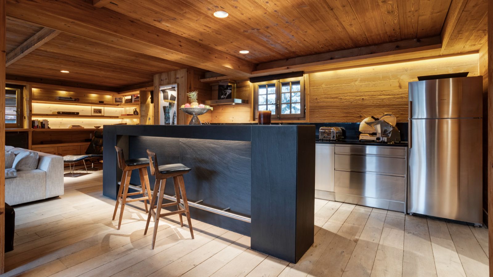 Luxury-Ski-Chalet-Val-d-Isere-Chalet-La-Reserve-Oxford-Ski-Kicthen-Bar.jpg