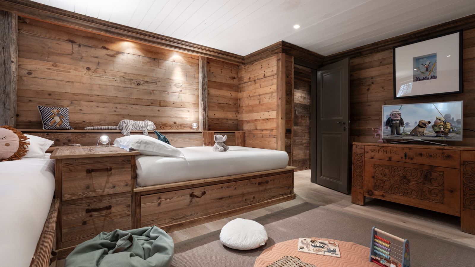 Luxury-Ski-Chalet-Val-d-Isere-Chalet-La-Reserve-Oxford-Ski-Kids-Bedroom (6).jpg